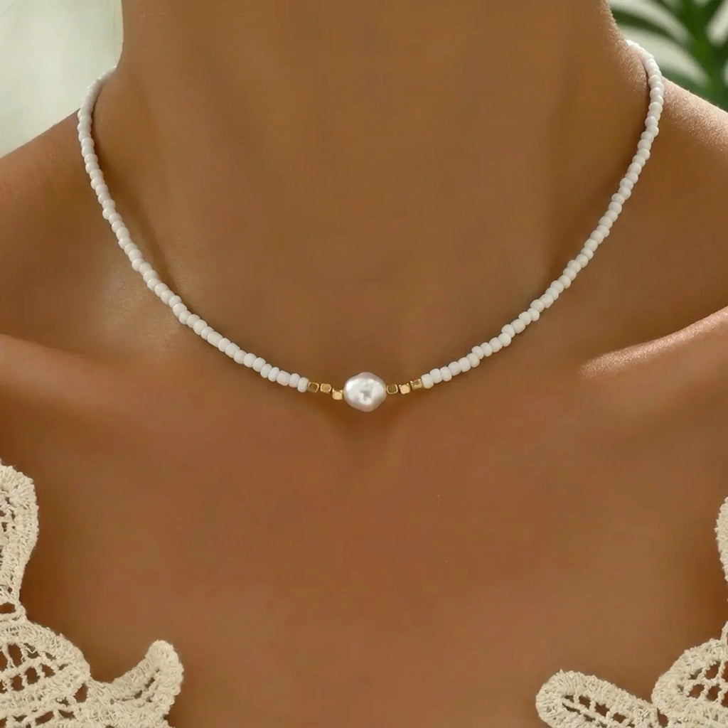Minimalistiskt halsband med sten, konstpärlor och kustkänsla