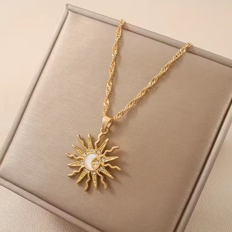 Collar con colgante de sol radiante, rayos marcados y energía cálida