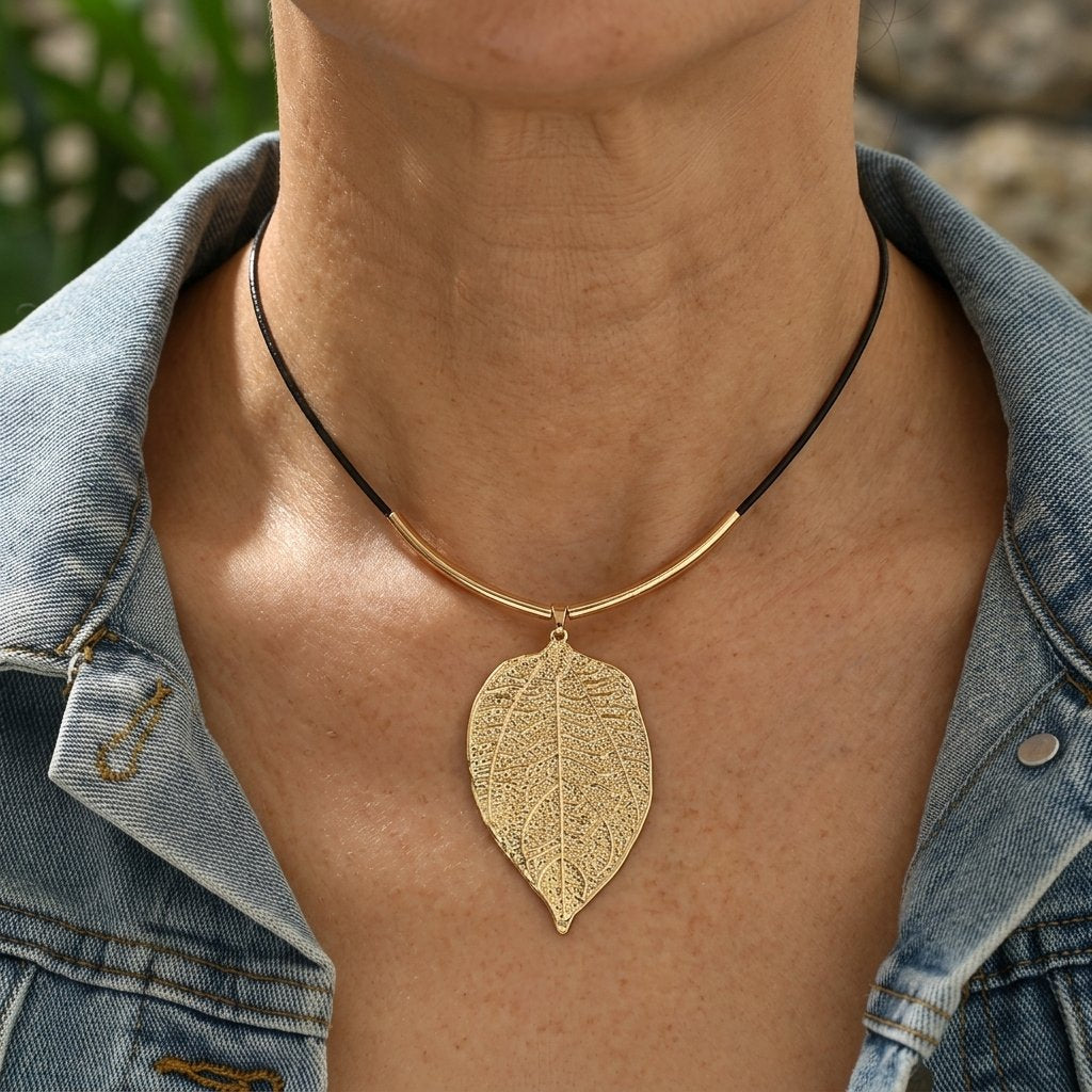 Textured Statement Necklace with Bold Presence and Crafted Finish