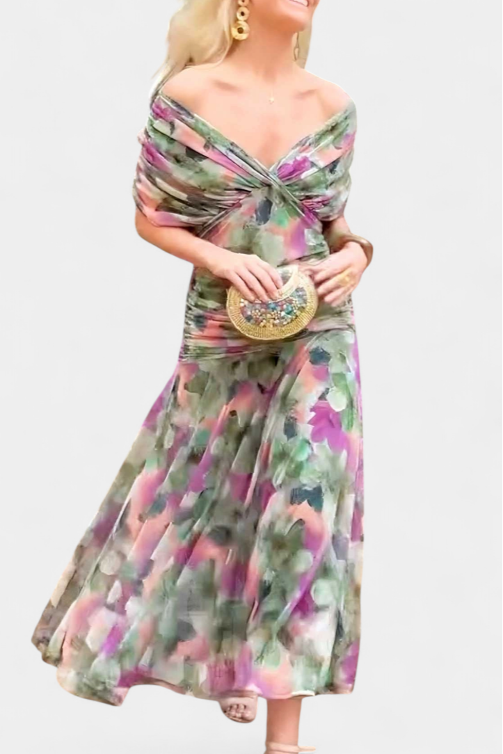 Blommig maxiklänning med V-ringning och veckad kjol