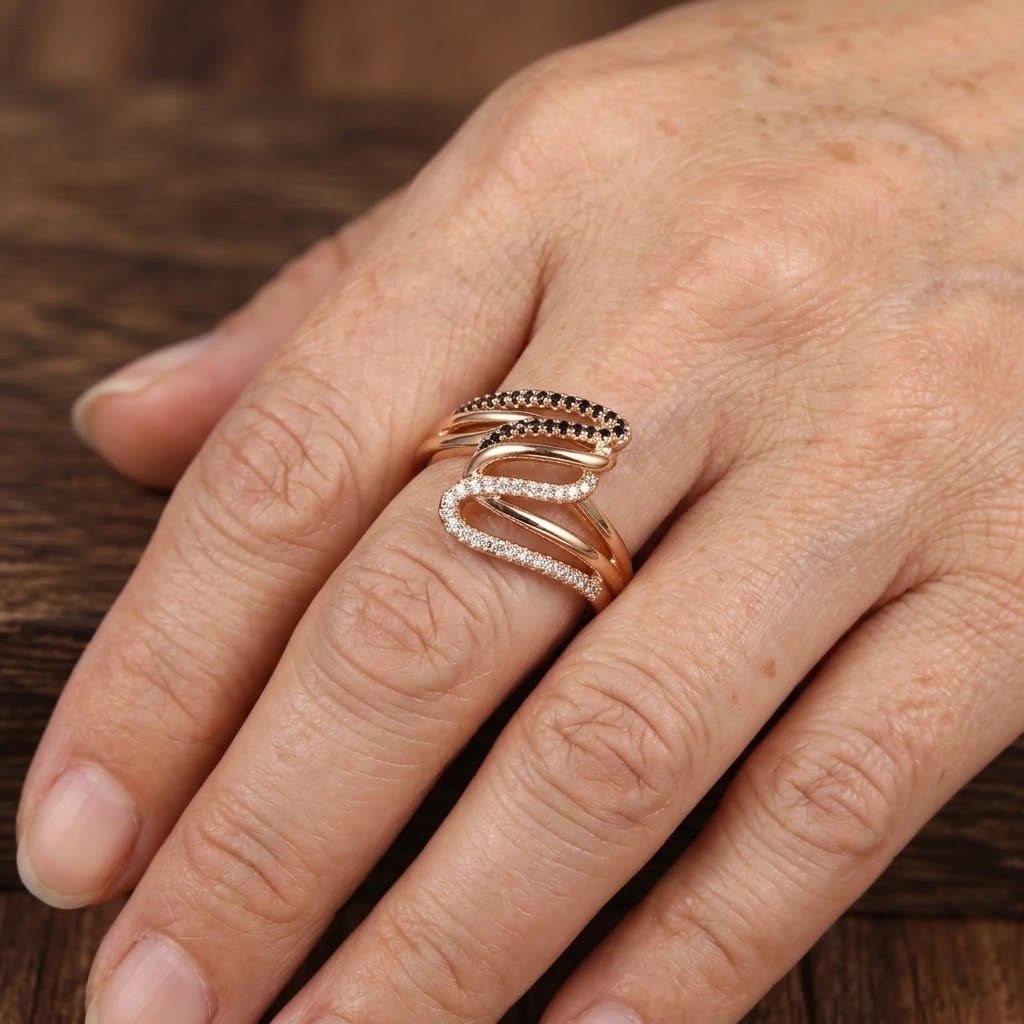 Ring med spiralvåg av zirkonia, flytande design och klart gnistrande