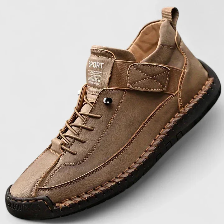 Sneakers med bred tåbox, skumsula och resårpaneler