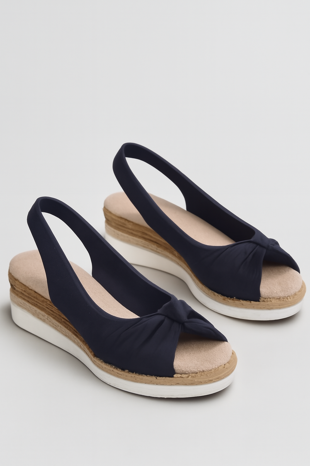 Kilklacksandaler med knutdetalj och slingbackrem