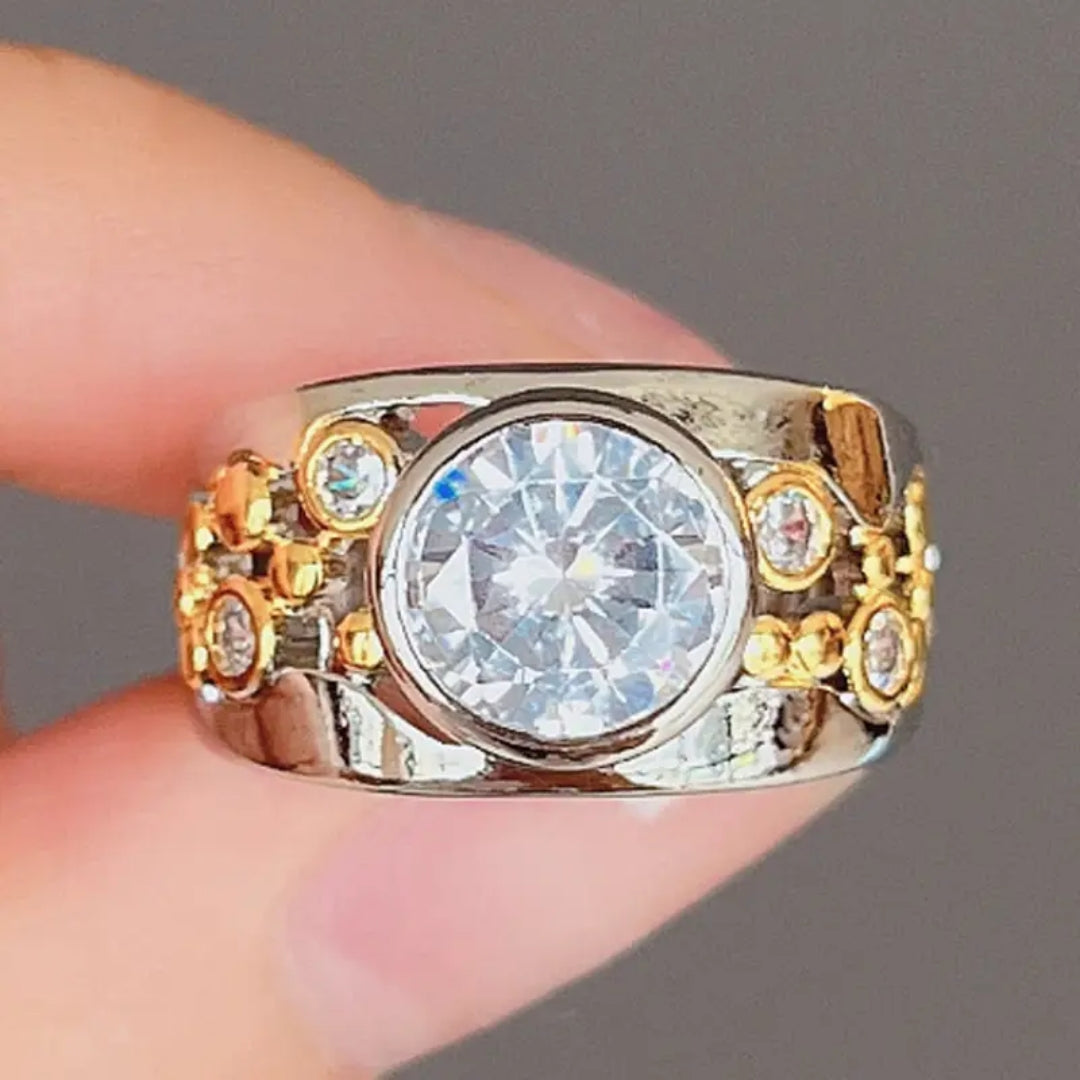 Fin ring med infällt vitt glas, slät skena och mjuk lyster