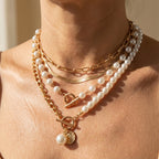 Modernt set med halsband i lager och konstpärlor i färdigstylad look