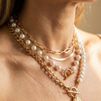Modernt set med halsband i lager och konstpärlor i färdigstylad look