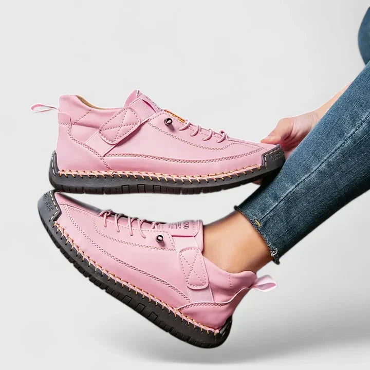 Sneakers med bred tåbox, skumsula och resårpaneler