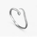 Armband i silverton med ormdesign och säker passform