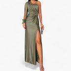 Vestido largo de satén con silueta ajustada y favorecedora