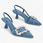 Tacones vaqueros de punta fina con detalle de hebilla brillante
