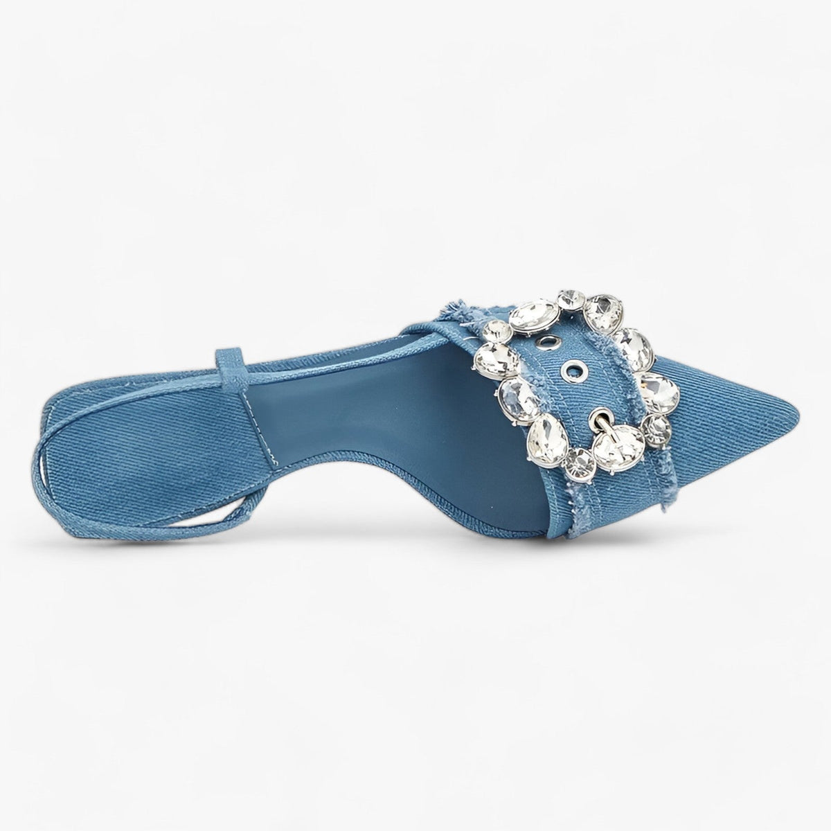 Tacones vaqueros de punta fina con detalle de hebilla brillante