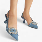 Tacones vaqueros de punta fina con detalle de hebilla brillante