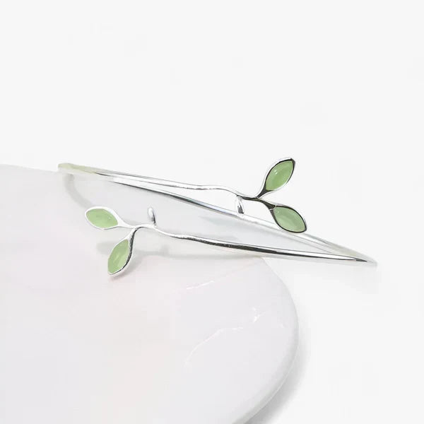 Brazalete en tono plata con diseño de hojas
