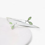 Brazalete en tono plata con diseño de hojas