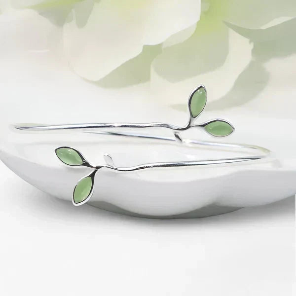 Brazalete en tono plata con diseño de hojas