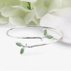 Brazalete en tono plata con diseño de hojas