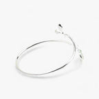 Brazalete en tono plata con diseño de hojas
