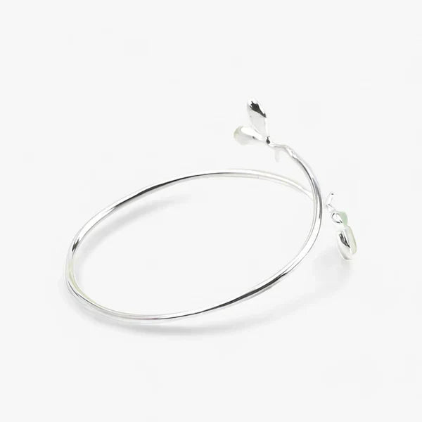 Brazalete en tono plata con diseño de hojas