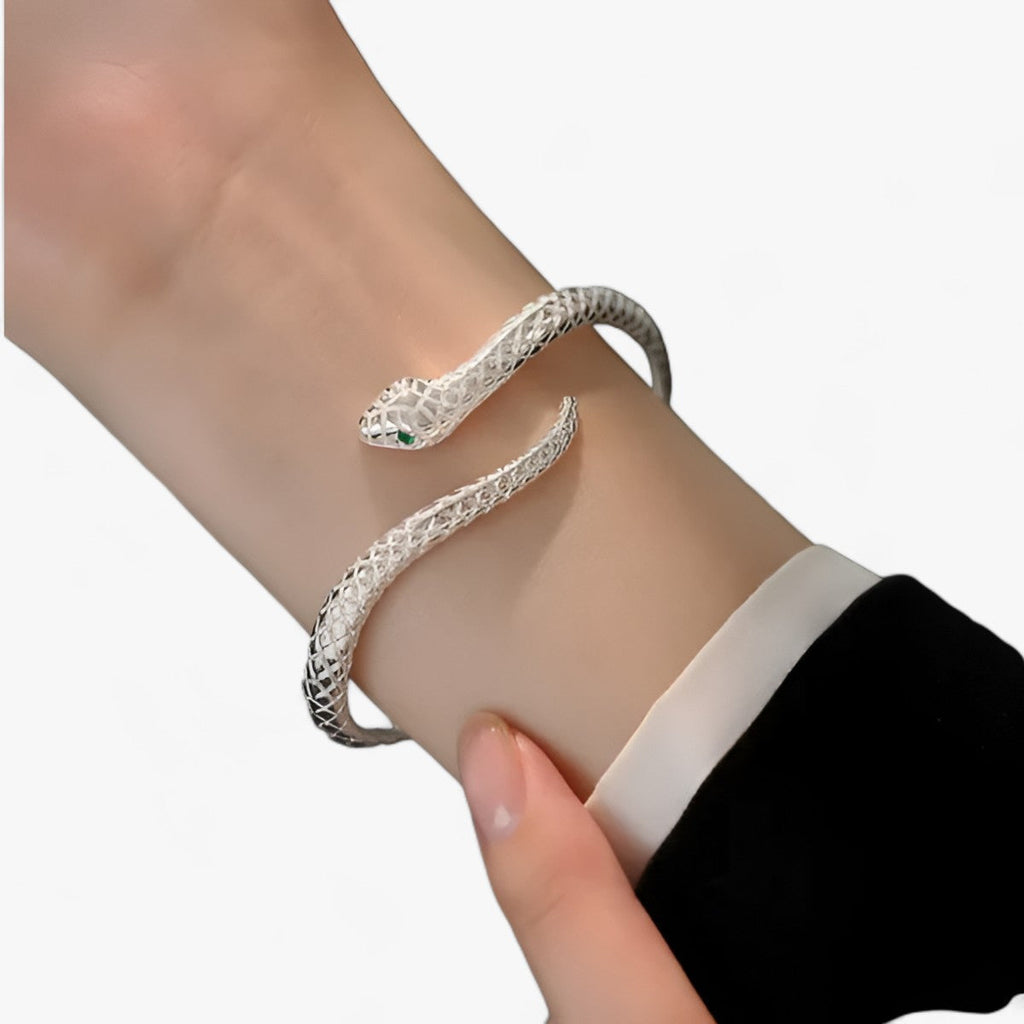 Armband i silverton med ormdesign och säker passform
