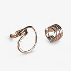 Anillo geométrico de acero inoxidable pulido con carácter