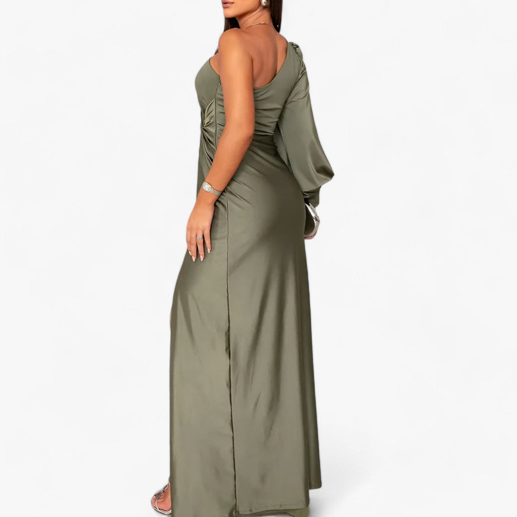 Vestido largo de satén con silueta ajustada y favorecedora