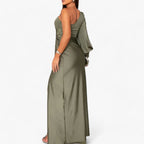 Vestido largo de satén con silueta ajustada y favorecedora