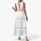 Vestido de verano con cuello de pico y una silueta ligera y fluida