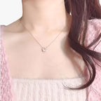 Collar con colgante de sakura brillante y detalle de circonitas