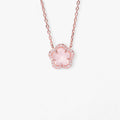 Collar con colgante de sakura brillante y detalle de circonitas