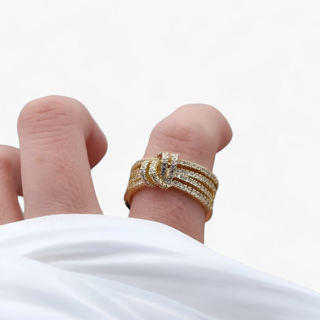 Anillo de diseño abierto con circonita en tono dorado o plata
