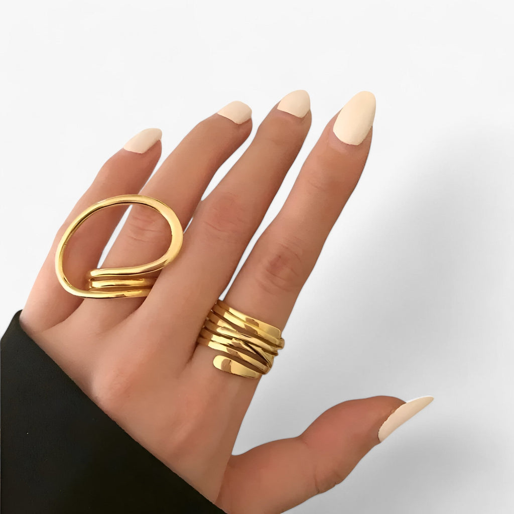Anillo geométrico de acero inoxidable pulido con carácter