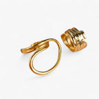 Anillo geométrico de acero inoxidable pulido con carácter
