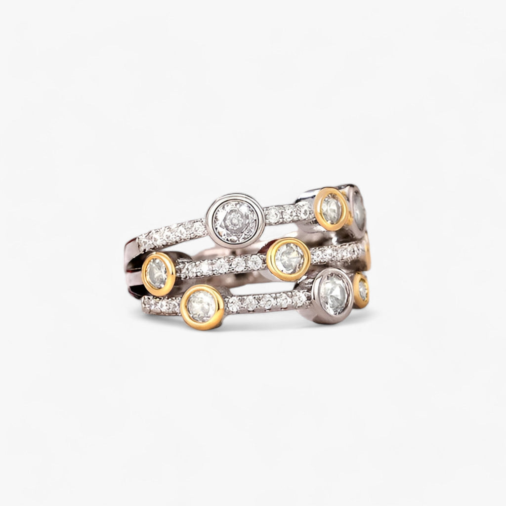 Anillo bicolor vintage con circonita cúbica brillante en el centro
