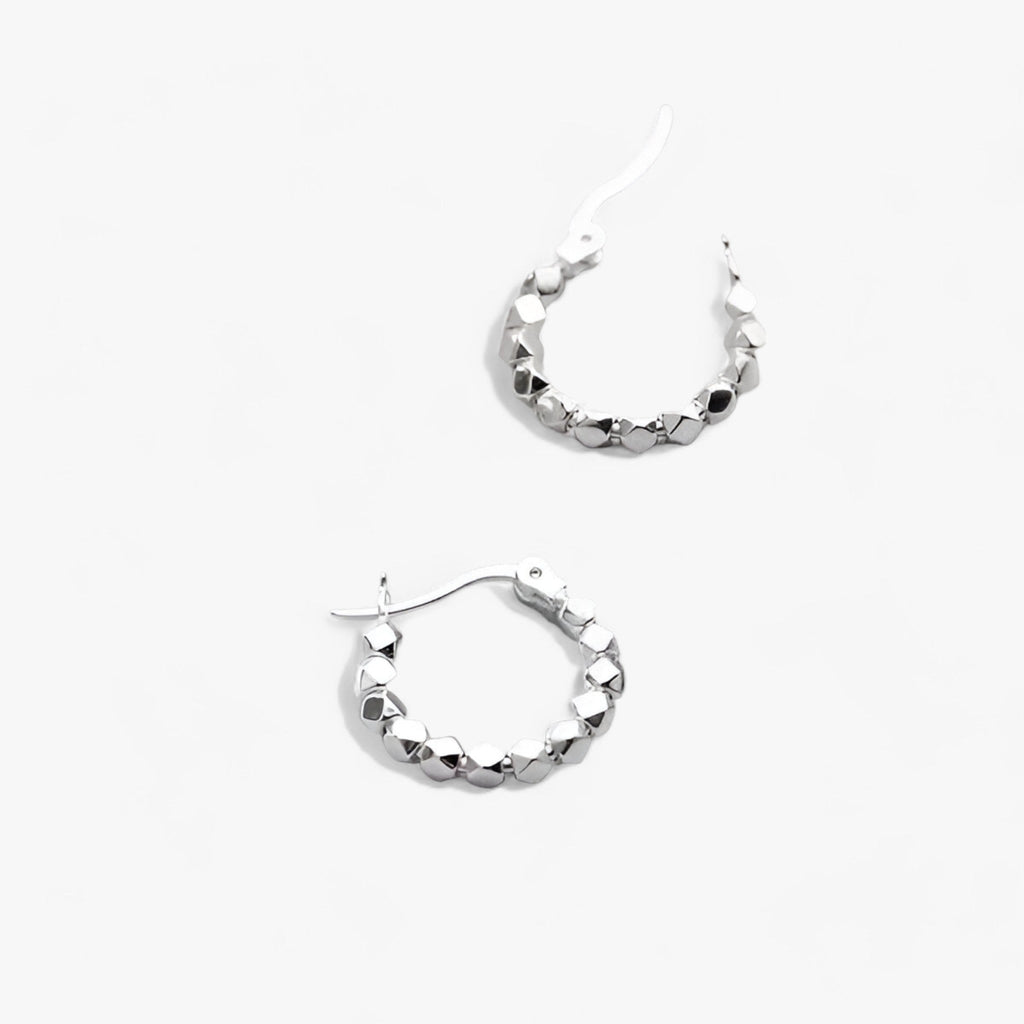 Aros minimalistas en tono plata para el día a día