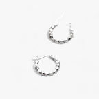 Aros minimalistas en tono plata para el día a día