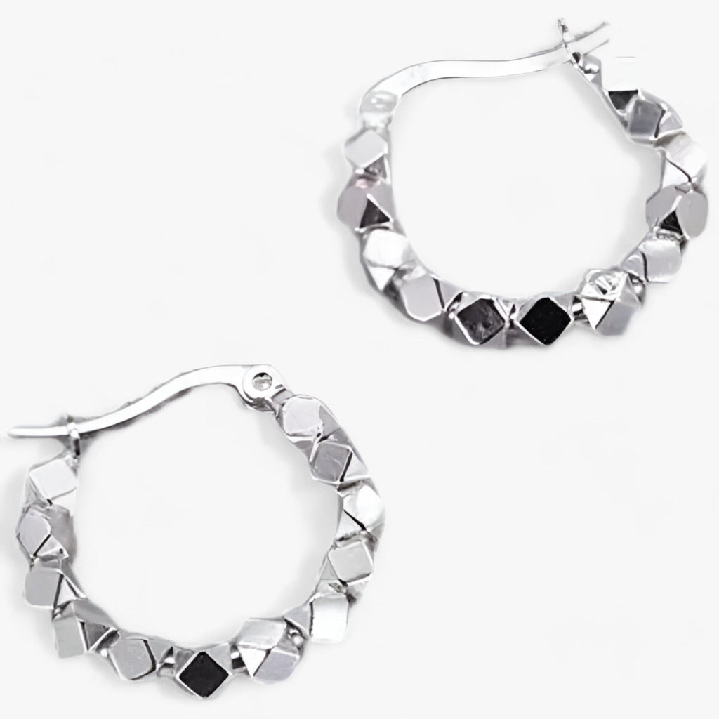 Aros minimalistas en tono plata para el día a día