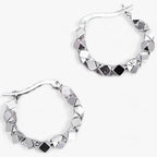 Aros minimalistas en tono plata para el día a día