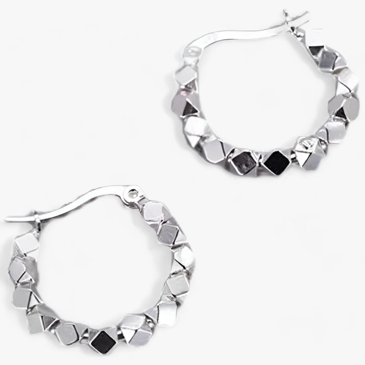 Aros minimalistas en tono plata para el día a día