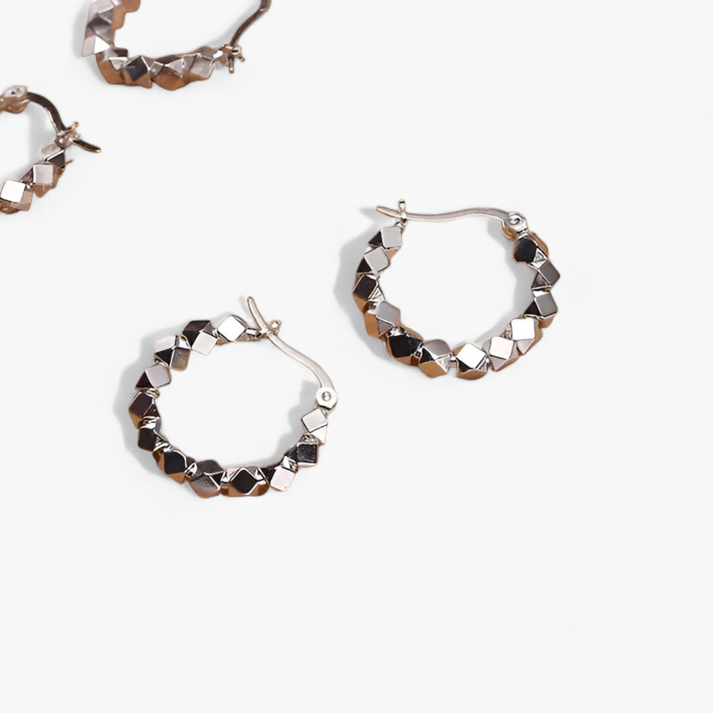 Aros minimalistas en tono plata para el día a día