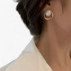 Pendientes de botón de perlas de imitación en tono dorado