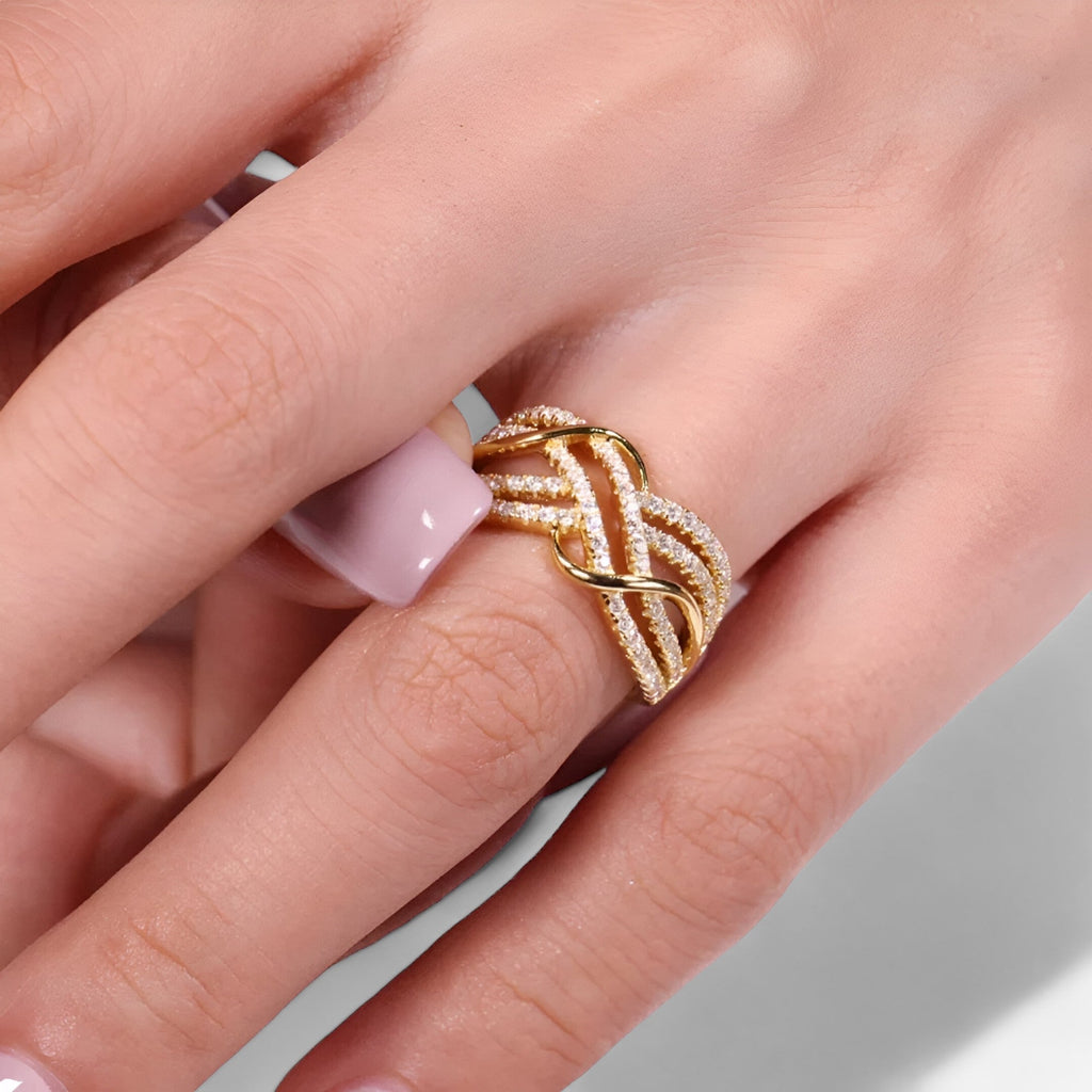 Conjunto de anillos con cruces en tono dorado y diseño de varias bandas