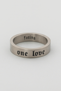Anillo de acero inoxidable con letras grabadas