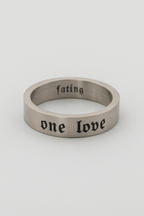 Anillo de acero inoxidable con letras grabadas