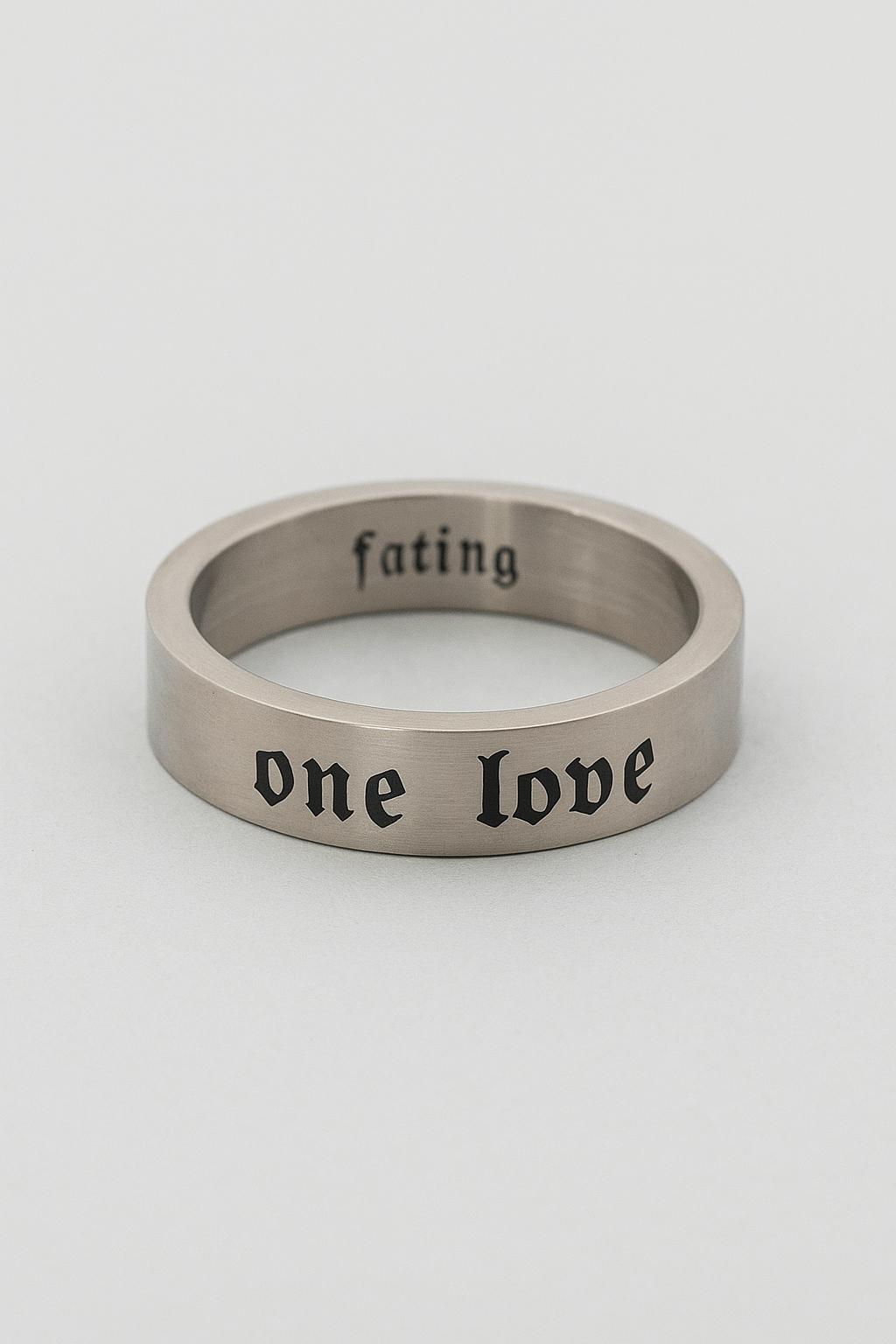 Anillo de acero inoxidable con letras grabadas