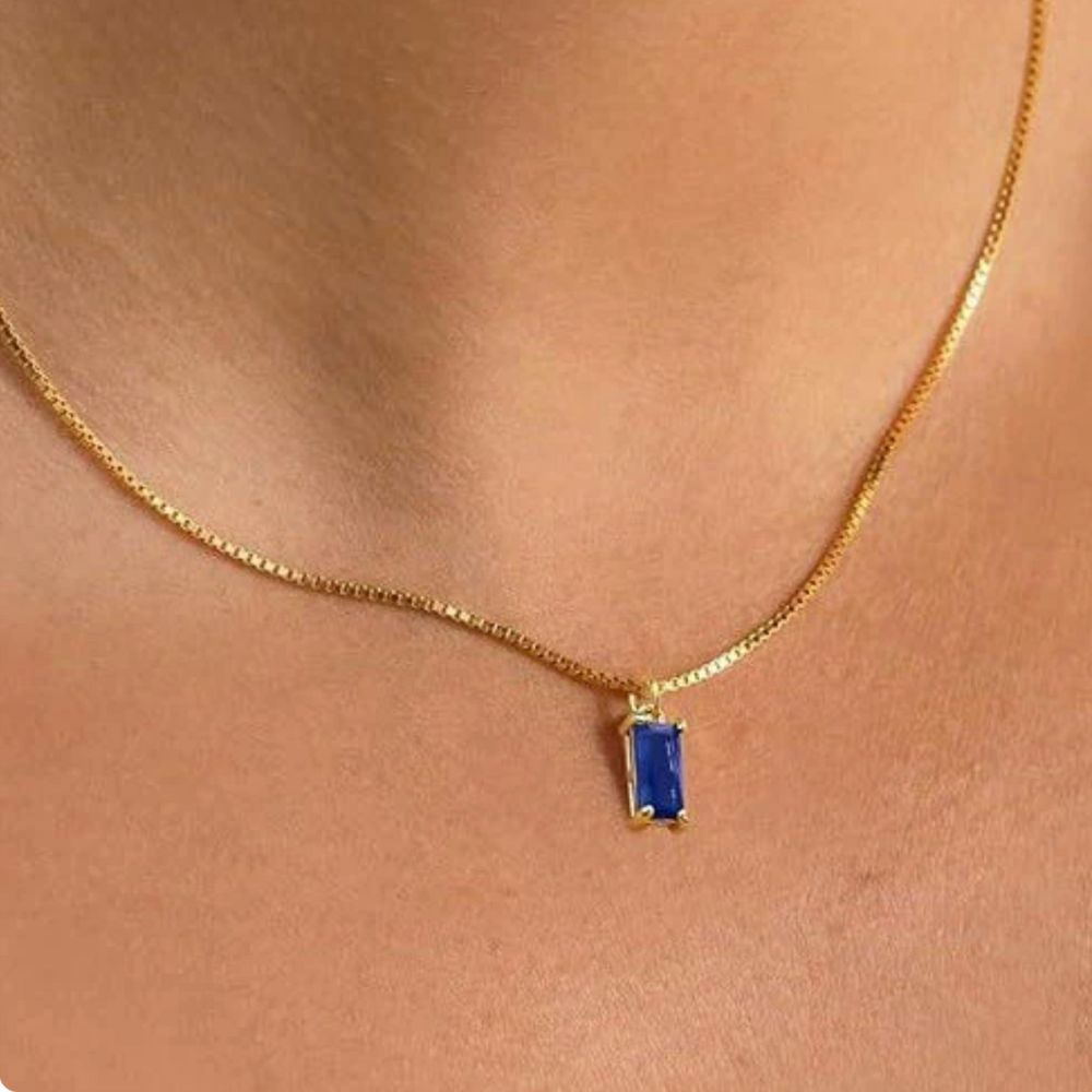 Minimalistiskt halsband med blått stenhänge och fin kedja