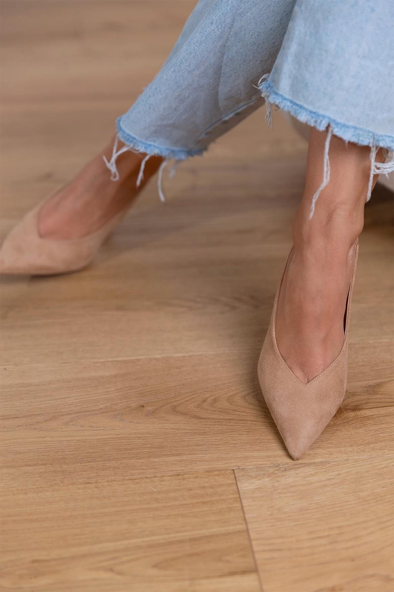 Zapatos de salón de tacón bajo en tono neutro