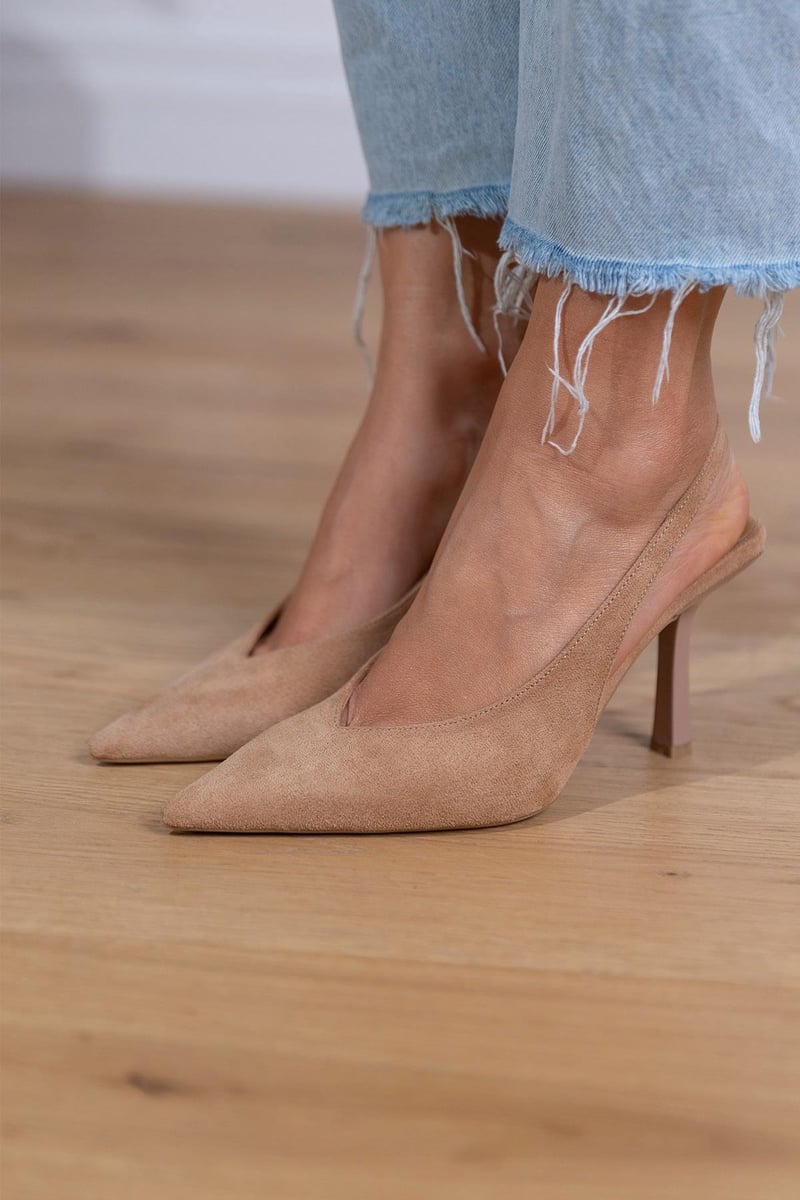 Zapatos de salón de tacón bajo en tono neutro