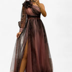 Vestido largo asimétrico hasta el suelo con capa fluida de malla