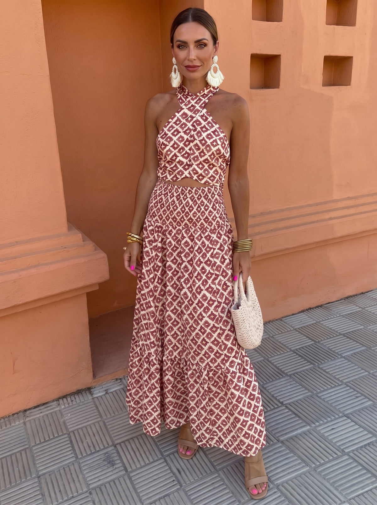 Tvådelat set med off shoulder-topp och volangkjol