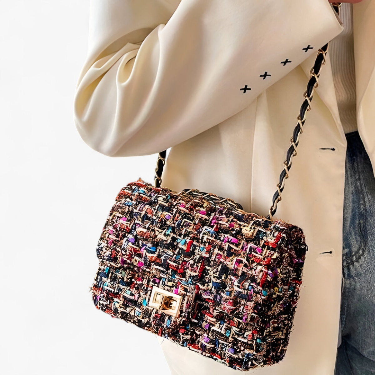 Elegant Tweed Shoulder Bag with Classic Silhouette